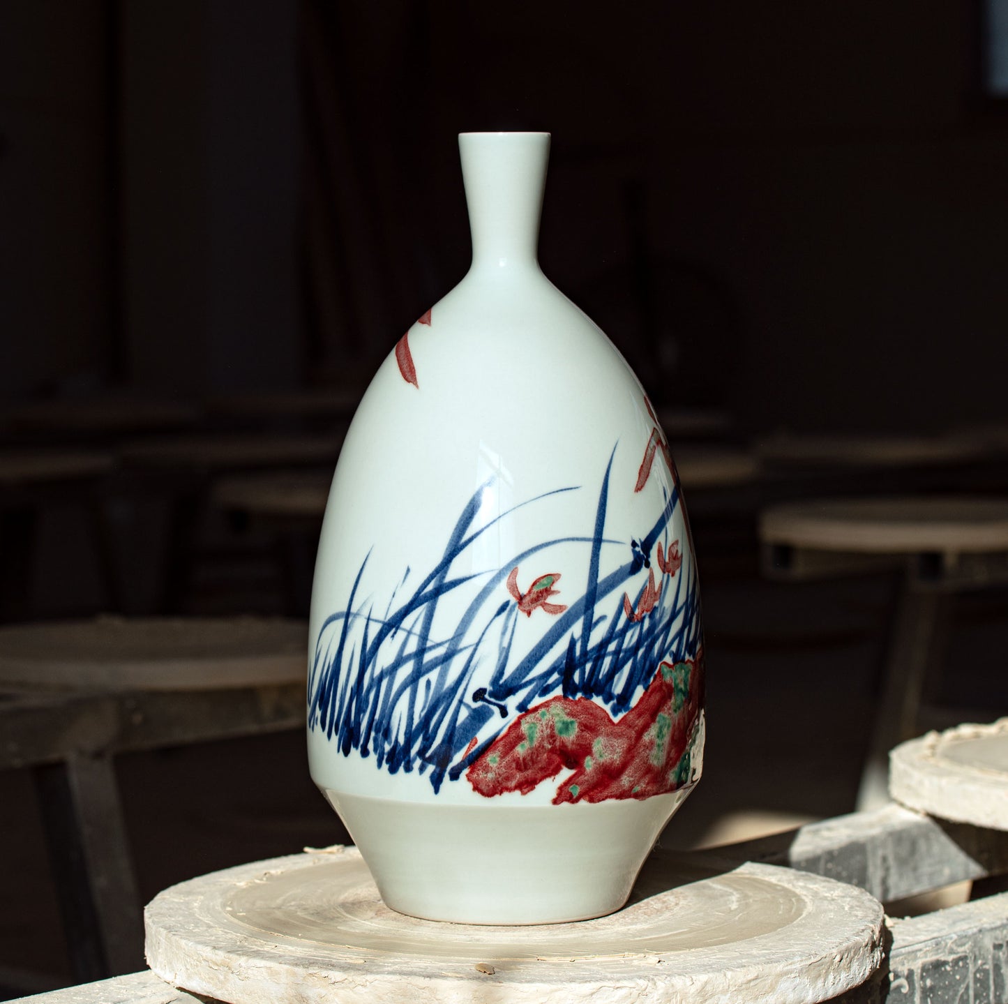 Vase painted in the traditional literati single-stroke style combining qinghua and youlihong. 